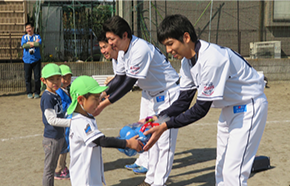 野球振興に関わる用具の寄贈